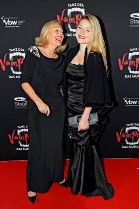 Premiere: Tanz der Vampire - Das Musical . Autorin Gaby Hauptmann und Valeska Hauptmann anläßlich der Premiere des Musicals Tanz der Vampire am 26.01.2017 im Stage Apollo Theater Stuttgart.