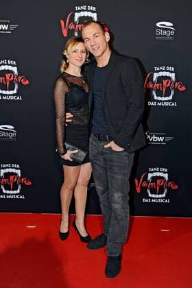 Premiere: Tanz der Vampire - Das Musical . Ringer Frank Stäbler und Sandra Musch anläßlich der Premiere des Musicals Tanz der Vampire am 26.01.2017 im Stage Apollo Theater Stuttgart.