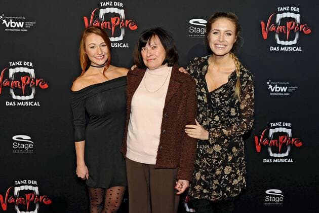 Premiere: Tanz der Vampire - Das Musical . Deborah Gerber , Mutter Irmtraud Gerber und Schwester , Model Alena Gerber anläßlich der Premiere des Musicals Tanz der Vampire am 26.01.2017 im Stage Apollo Theater Stuttgart.
