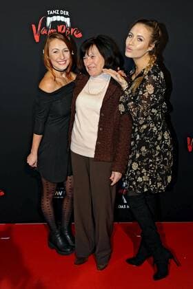 Premiere: Tanz der Vampire - Das Musical . Deborah Gerber , Mutter Irmtraud Gerber und Schwester , Model Alena Gerber anläßlich der Premiere des Musicals Tanz der Vampire am 26.01.2017 im Stage Apollo Theater Stuttgart.
