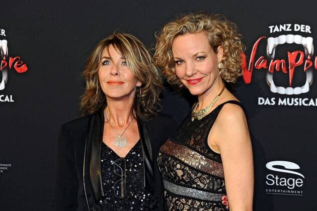 Premiere: Tanz der Vampire - Das Musical . Jutta Bost und Schauspielerin Melanie Wiegmann anläßlich der Premiere des Musicals Tanz der Vampire am 26.01.2017 im Stage Apollo Theater Stuttgart.