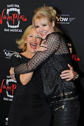 Entertainment Bilder der Woche Themen der Woche Premiere: Tanz der Vampire - Das Musical . Autorin Gaby Hauptmann und Moderatorin Tatjana Gessler anläßlich der Premiere des Musicals Tanz der Vampire am 26.01.2017 im Stage Apollo Theater Stuttgart.