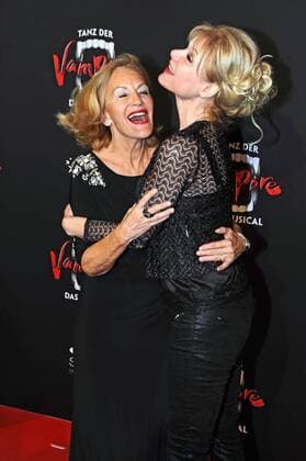 Premiere: Tanz der Vampire - Das Musical . Autorin Gaby Hauptmann und Moderatorin Tatjana Gessler anläßlich der Premiere des Musicals Tanz der Vampire am 26.01.2017 im Stage Apollo Theater Stuttgart.