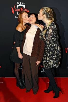 Premiere: Tanz der Vampire - Das Musical . Deborah Gerber , Mutter Irmtraud Gerber und Schwester , Model Alena Gerber anläßlich der Premiere des Musicals Tanz der Vampire am 26.01.2017 im Stage Apollo Theater Stuttgart.