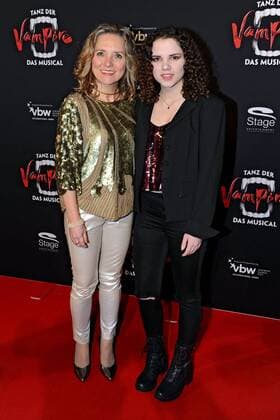 Premiere: Tanz der Vampire - Das Musical . Sylvie Maria , Herzogin von Württemberg und Iris Caren , Herzogin von Württemberg anläßlich der Premiere des Musicals Tanz der Vampire am 26.01.2017 im Stage Apollo Theater Stuttgart.