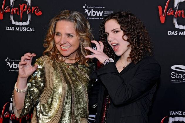 Premiere: Tanz der Vampire - Das Musical . Sylvie Maria , Herzogin von Württemberg und Iris Caren , Herzogin von Württemberg anläßlich der Premiere des Musicals Tanz der Vampire am 26.01.2017 im Stage Apollo Theater Stuttgart.