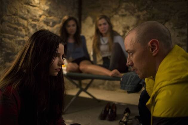 Anya Taylor-Joy, Archivbilder January 1, 2017 - Los Angeles, CA, United Kingdom - Writer director producer M. Night Shyamalan returns to the captivating grip of The Sixth Sense, Unbreakable, and Signs with Split, an original film that delves into the mysterious recesses of one man s (JAMES MCAVOY) fractured, gifted mind. Here, the personality of Hedwig speaks with (L to R) Casey (ANYA TAYLOR-JOY), Claire (HAYLEY LU RICHARDSON) and Marcia (JESSICA SULA). (2017) Universal Los Angeles United Kingdom - ZUMAz90_ 20170101_ssz_z90_722 Copyright: xCredit:xJohnxBaerx