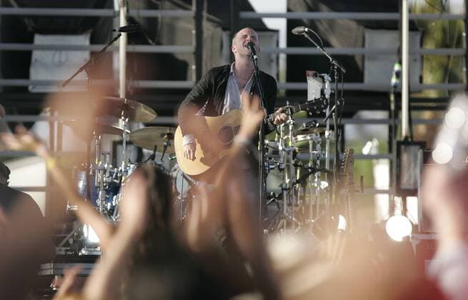 Apr 28, 2006 - Indio , CA, USA - FRANCIS HEALY of the band Travis finishes the set with the crowd going wild to the song Why does it always rain on me on Saturday at Coachella s Annual Music Festival. - ZUMAs44_ 20060428_jac_s44_737 Copyright: xSeanxM.xHaffeyx