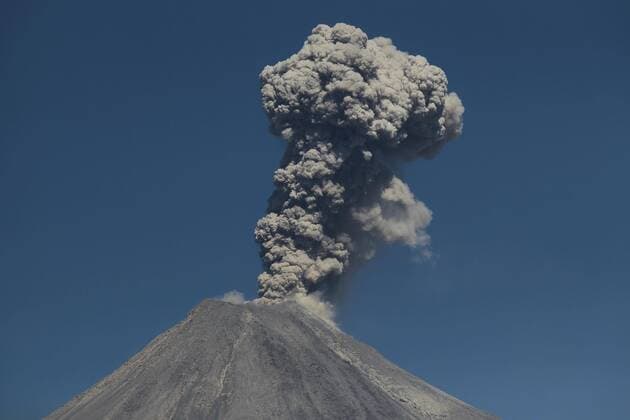 Bilder des Tages General view of the volcano Colima that expels a 1,5 kilometers high column of ashes, in Colima, Mexico, 27 January 2017. Authorites are alert over the activity of this volcano since October 2016, when it began an explosive activity phase. Activiy of volcano Colima !ACHTUNG: NUR REDAKTIONELLE NUTZUNG!  MEX10 20170127-636211504838260475
