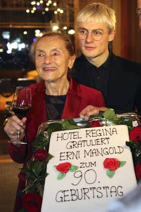 Erni Mangold und Meo Wulf bei der Premieren-Party des Theaterstücks Harold und Maude sowie der Geburtstagsfeier zum 90. Geburtstag von Erni Mangold im Hotel Regina.Wien, 26.01.2017 Foto:xF.xJ.xMorgenbesserx xFuturexImage