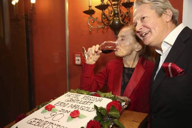 Erni Mangold und Herbert Föttinger bei der Premieren-Party des Theaterstücks Harold und Maude sowie der Geburtstagsfeier zum 90. Geburtstag von Erni Mangold im Hotel Regina.Wien, 26.01.2017 Foto:xF.xJ.xMorgenbesserx xFuturexImage