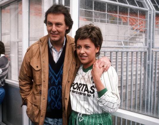 TV Moderatorin Margarethe Schreinemakers mit Moderator Jörg Wontorra anlässlich der TV Produktion Chicita im Trikot des SV Werder Bremen