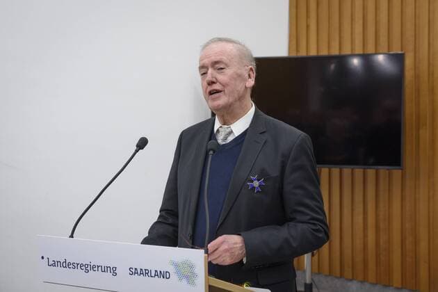 Clemens Lindemann, ehemaliger Landrat des Saarpfalz Kreises, erhält am Samstag (28.01.2017) in der saarländischen Staatskanzlei in Saarbrücken von Ministerpräsidentin Annegret Kramp-Karrenbauer den saarländischen verdienstorden. 28011701D.jpg