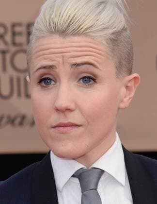 Actress Hannah Hart arrives for the the 23rd annual SAG Awards held at the Shrine Auditorium in Los Angeles on January 29, 2017. The Screen Actors Guild Awards will be broadcast live on TNT and TBS.  LAP20170129043 JIMxRUYMEN