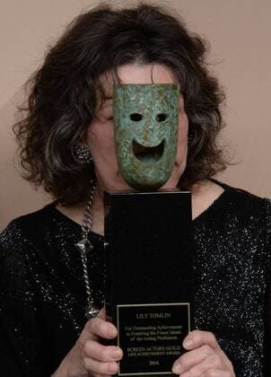 Actress Lily Tomlin appears backstage with her award for Lifetime Achievement during the the 23rd annual SAG Awards held at the Shrine Auditorium in Los Angeles on January 29, 2017. The Screen Actors Guild Awards will be broadcast live on TNT and TBS.  LAP20170129286 JIMxRUYMEN