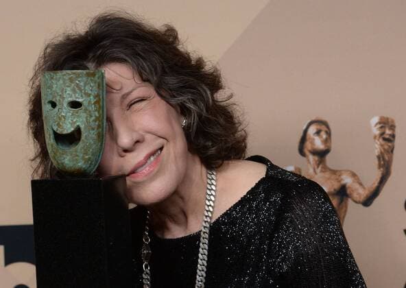 Entertainment Bilder der Woche Themen der Woche Bilder des Tages Actress Lily Tomlin appears backstage with her award for Lifetime Achievement during the the 23rd annual SAG Awards held at the Shrine Auditorium in Los Angeles on January 29, 2017. The Screen Actors Guild Awards will be broadcast live on TNT and TBS.  LAP20170129288 JIMxRUYMEN