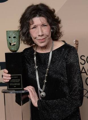 Actress Lily Tomlin appears backstage with her award for Lifetime Achievement during the the 23rd annual SAG Awards held at the Shrine Auditorium in Los Angeles on January 29, 2017. The Screen Actors Guild Awards will be broadcast live on TNT and TBS.  LAP20170129292 JIMxRUYMEN