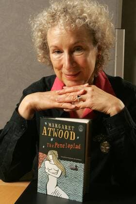 Berühmte Feministinnen, Margaret Atwood Oct 22, 2005; Toronto, ON, CANADA; Author Margaret Atwood displays a copy of The Penelopiad, part of an international series called The Myths that could run to more than 40 titles by the time the project ends in 2038. Atwood s book is derived from the stories that make up Homer s Odyssey, which she says she first read at the age 15 after receiving it for Christmas. She s now on a promotional tour through England, Ireland and Scotland. .  - ZUMAt14_ 20051022_mdm_t14_875 Copyright: xRonxBull TorontoxStarx