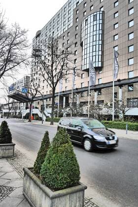 Berlin Neukölln, Hotel Estrel an der Ziegrastraße, Aussenansicht Neukölln