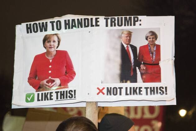 Bilder des Tages Anti Donald Trump Protest, Whitehall, Downing Street, London, UK London, UK. 30 January 2017. Thousands of protesters outside Downing Street bring Whitehall to a standstill in a protest against the American President Donald Trump and his planned UK state visit.