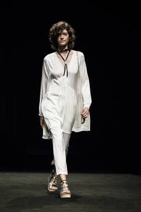 Bilder des Tages January 30, 2017 - Barcelona, Catalonia, Spain - A model walks the runway at the TCN fashion show presenting the new Spring Summer 2017 collection during 080 Barcelona Fashion Week Barcelona Spain - ZUMAo105 20170130_zap_o105_116 Copyright: xMatthiasxOesterlex