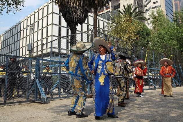Mexiko: Demo gegen Erhöhung der Benzinpreise People wearing a traditional costumes during a rally in front of the US Embassy against the rise of the fuels prices in Mexico City, Mexico, 31 January 2017. PROTEST AGAINST THE RISE OF FUELS PRICES IN MEXICO !ACHTUNG: NUR REDAKTIONELLE NUTZUNG!  MEX003 20170131-636215028845114531