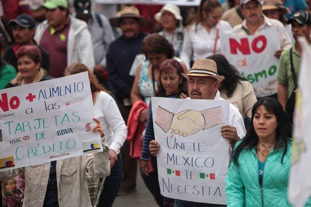 Mexiko: Demo gegen Erhöhung der Benzinpreise People take part in a rally to protest against an increase of the price of fuel, at the Zocalo square in Mexico City, Mexico, 31 January 2017. Since 01 January 2017, gasoline prices have increased 14 and 20 percent. Rally against the increase of the gasoline price in Mexico !ACHTUNG: NUR REDAKTIONELLE NUTZUNG!  MEX30 20170201-636215181081246145