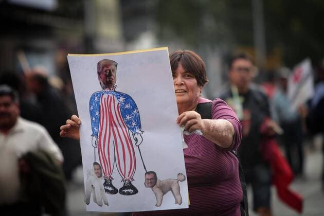 Bilder des Tages Mexiko: Demo gegen Erhöhung der Benzinpreise A woman holds a placard during a rally to protest against an increase of the price of fuel, at the Zocalo square in Mexico City, Mexico, 31 January 2017. Since 01 January 2017, gasoline prices have increased 14 and 20 percent. Rally against the increase of the gasoline price in Mexico !ACHTUNG: NUR REDAKTIONELLE NUTZUNG!  MEX30 20170201-636215181716013310