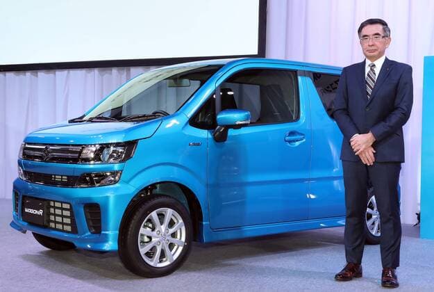 Themen der Woche February 1, 2017, Tokyo, Japan - Japan s minicar maker Suzuki Motor president Toshihiro Suzuki displays the mini wagon Wagon R which has 660cc engine or engine electric-motor hybrid system to drive roomy body in Tokyo on February 1, 2017. The new Wagon R has various safety devices and minicar s first head-up display.  (lwxa007945)