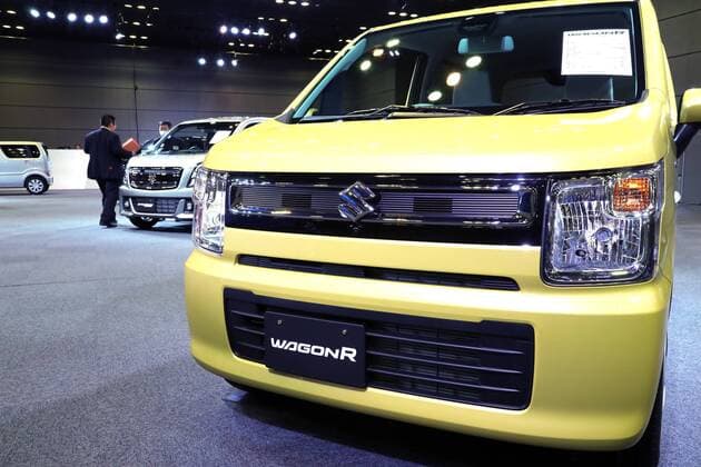 February 1, 2017, Tokyo, Japan - Japan s minicar maker Suzuki Motor displays the mini wagon Wagon R which has 660cc engine or engine electric-motor hybrid system to drive roomy body in Tokyo on February 1, 2017. The new Wagon R has various safety devices and minicar s first head-up display.  (lwxa007949)