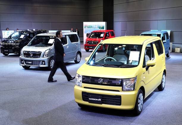 February 1, 2017, Tokyo, Japan - Japan s minicar maker Suzuki Motor displays the mini wagon Wagon R which has 660cc engine or engine electric-motor hybrid system to drive roomy body in Tokyo on February 1, 2017. The new Wagon R has various safety devices and minicar s first head-up display.  (lwxa007950)