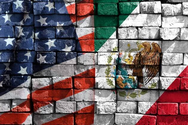 Symbolbilder USA - Mexiko Fahnen von den USA und Mexiko auf einer Mauer ** NUR FUER REDAKTIONELLE ZWECKE ** EDITORIAL USE ONLY **
