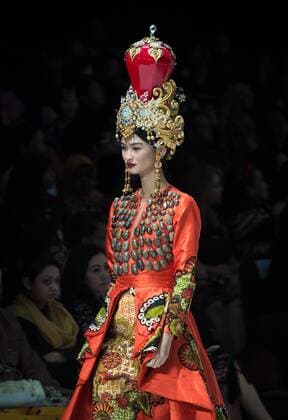 (170201) -- JAKARTA, Feb. 1, 2017 -- A model walks the runway at the opening ceremony of Indonesia Fashion Week 2017 in Jakarta, capital of Indonesia, Feb. 1, 2017. ) (dtf) INDONESIA-JAKARTA-INDONESIA FASHION WEEK 2017 DuxYu 