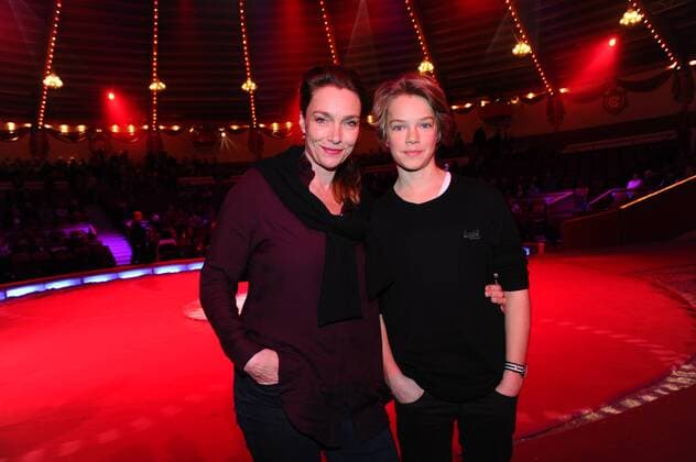 Aglaia Szyszkowitz mit Sohn 2. Winterpremiere Circus Krone Kronebau Manege Muenchen 01.02..2017