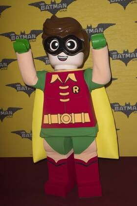 Robin Legofigur - Batman - Robin CELEBRITES : Vor der Filmpremiere Lego Batman Movie Premiere - Paris - 01 02 2017 JBAutissier Panoramic 