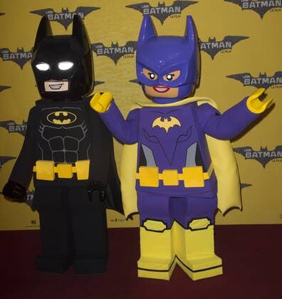 Legofigur und Batgirl - Batman - Robin CELEBRITES : Vor der Filmpremiere Lego Batman Movie Premiere - Paris - 01 02 2017 JBAutissier Panoramic 