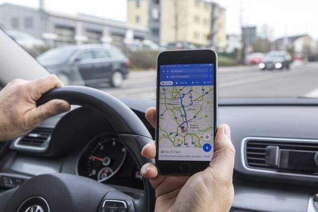 Mann, Autofahrer, benutzt ein Handy, während der Fahrt, Navigations Software,