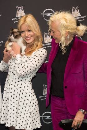 Grumpy Cat, Georgia May Jagger und Ellen von Unwerth - Opel Kalender Vernissage Georgia & Grumpy - Not impressed by Wonderland in Berlin am 01.02.2017. Opel Kalender Vernissage Georgia & Grumpy Not impressed by Wonderland