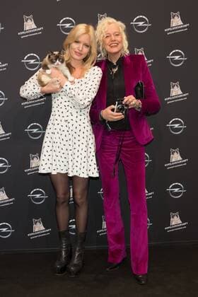 Themen der Woche Bilder des Tages Grumpy Cat, Georgia May Jagger und Ellen von Unwerth - Opel Kalender Vernissage Georgia & Grumpy - Not impressed by Wonderland in Berlin am 01.02.2017. Opel Kalender Vernissage Georgia & Grumpy Not impressed by Wonderland