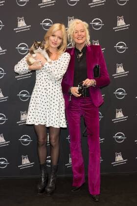Grumpy Cat, Georgia May Jagger und Ellen von Unwerth - Opel Kalender Vernissage Georgia & Grumpy - Not impressed by Wonderland in Berlin am 01.02.2017. Opel Kalender Vernissage Georgia & Grumpy Not impressed by Wonderland