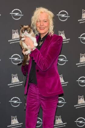 Grumpy Cat und Ellen von Unwerth - Opel Kalender Vernissage Georgia & Grumpy - Not impressed by Wonderland in Berlin am 01.02.2017. Opel Kalender Vernissage Georgia & Grumpy Not impressed by Wonderland
