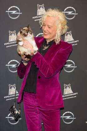 Grumpy Cat und Ellen von Unwerth - Opel Kalender Vernissage Georgia & Grumpy - Not impressed by Wonderland in Berlin am 01.02.2017. Opel Kalender Vernissage Georgia & Grumpy Not impressed by Wonderland