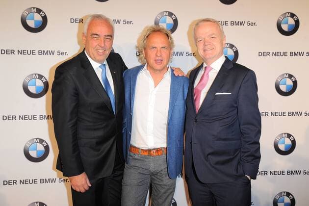 Uwe Ochsenknecht, Hans-Reiner Schroeder (Direktor BMW Berlin Group) , Philipp von Sahr Exclusive Premiere des neuen BMW 540i Limousine im BMW Haus am Kurfuestendamm in Berlin am 01.02.2017