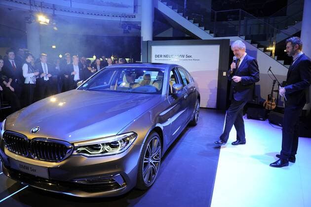 Jochen Schropp und die neue 5.er BMW, Limousine Exclusive Premiere des neuen BMW 540i Limousine im BMW Haus am Kurfuestendamm in Berlin am 01.02.2017