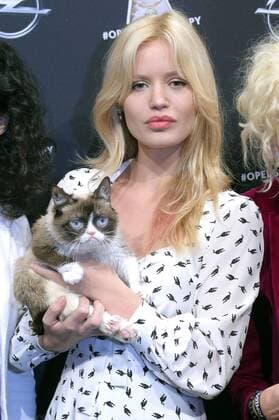 Georgia May Jagger mit Grumpy Cat bei der Opel Kalender Vernissage Georgia & Grumpy - Not impressed by Wonderland im Kraftwerk Berlin. Berlin, 01.02.2017 Foto:xS.xSchrapsx xFuturexImage