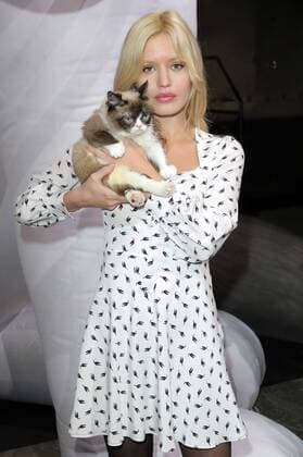 Georgia May Jagger mit Grumpy Cat bei der Opel Kalender Vernissage Georgia & Grumpy - Not impressed by Wonderland im Kraftwerk Berlin. Berlin, 01.02.2017 Foto:xS.xSchrapsx xFuturexImage