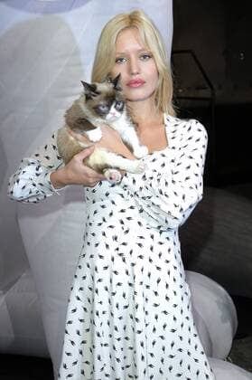 Georgia May Jagger mit Grumpy Cat bei der Opel Kalender Vernissage Georgia & Grumpy - Not impressed by Wonderland im Kraftwerk Berlin. Berlin, 01.02.2017 Foto:xS.xSchrapsx xFuturexImage