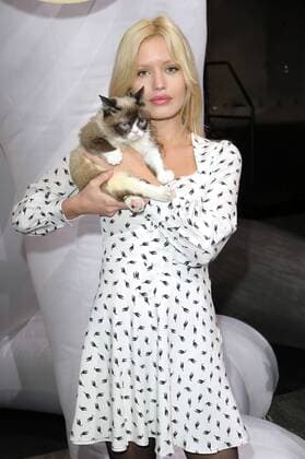 Georgia May Jagger mit Grumpy Cat bei der Opel Kalender Vernissage Georgia & Grumpy - Not impressed by Wonderland im Kraftwerk Berlin. Berlin, 01.02.2017 Foto:xS.xSchrapsx xFuturexImage