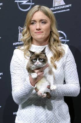 Grumpy Cat mit Besitzerin Tabatha Bundesen bei der Opel Kalender Vernissage Georgia & Grumpy - Not impressed by Wonderland im Kraftwerk Berlin. Berlin, 01.02.2017 Foto:xS.xSchrapsx xFuturexImage
