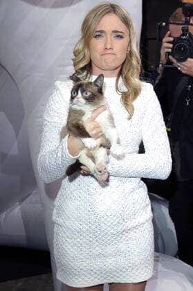 Grumpy Cat mit Besitzerin Tabatha Bundesen bei der Opel Kalender Vernissage Georgia & Grumpy - Not impressed by Wonderland im Kraftwerk Berlin. Berlin, 01.02.2017 Foto:xS.xSchrapsx xFuturexImage